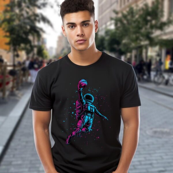 Koszulka z nadrukiem kosmonauty z piłką